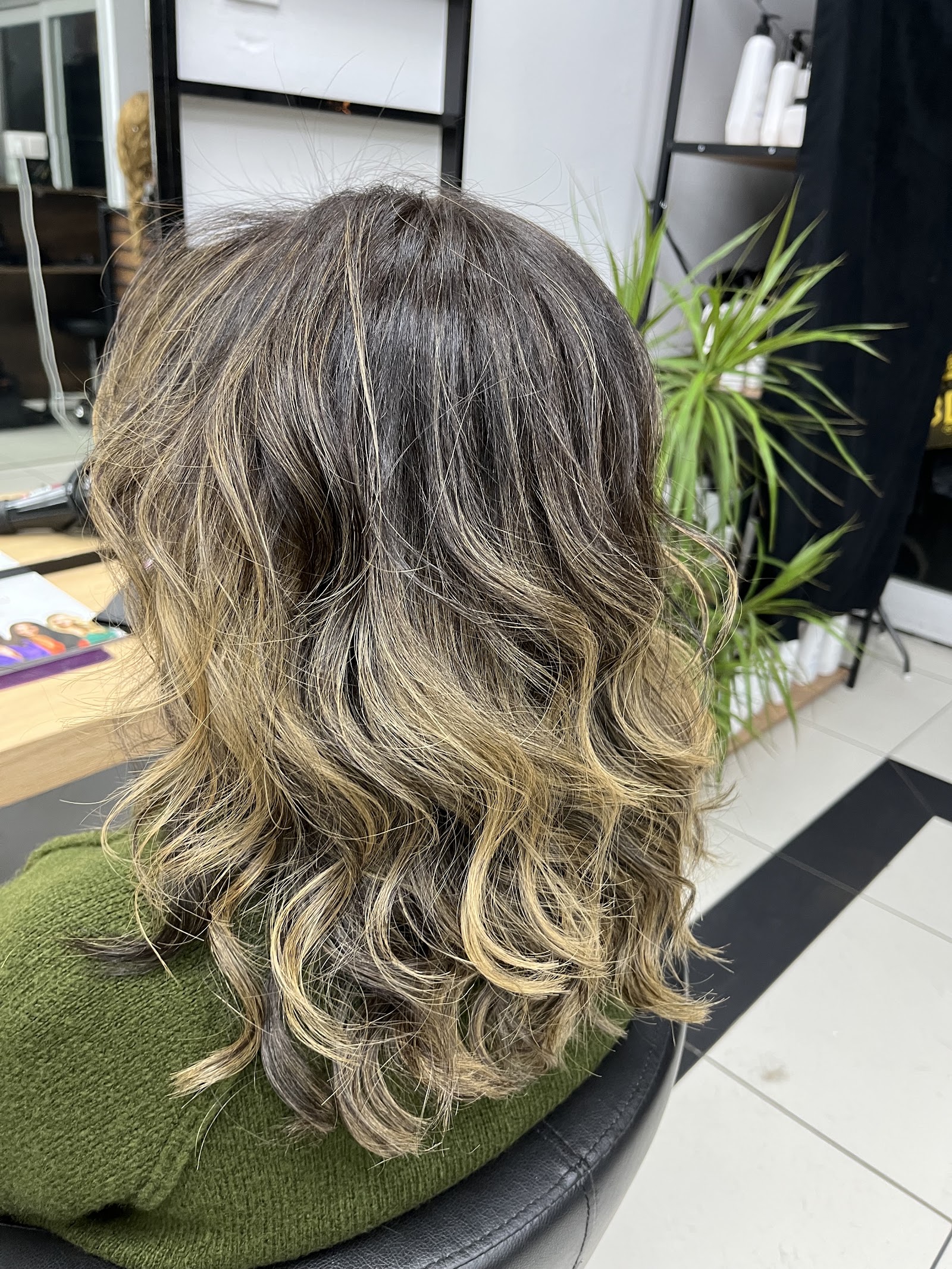 Saloon Oğuzhan Bayan Kuaförü